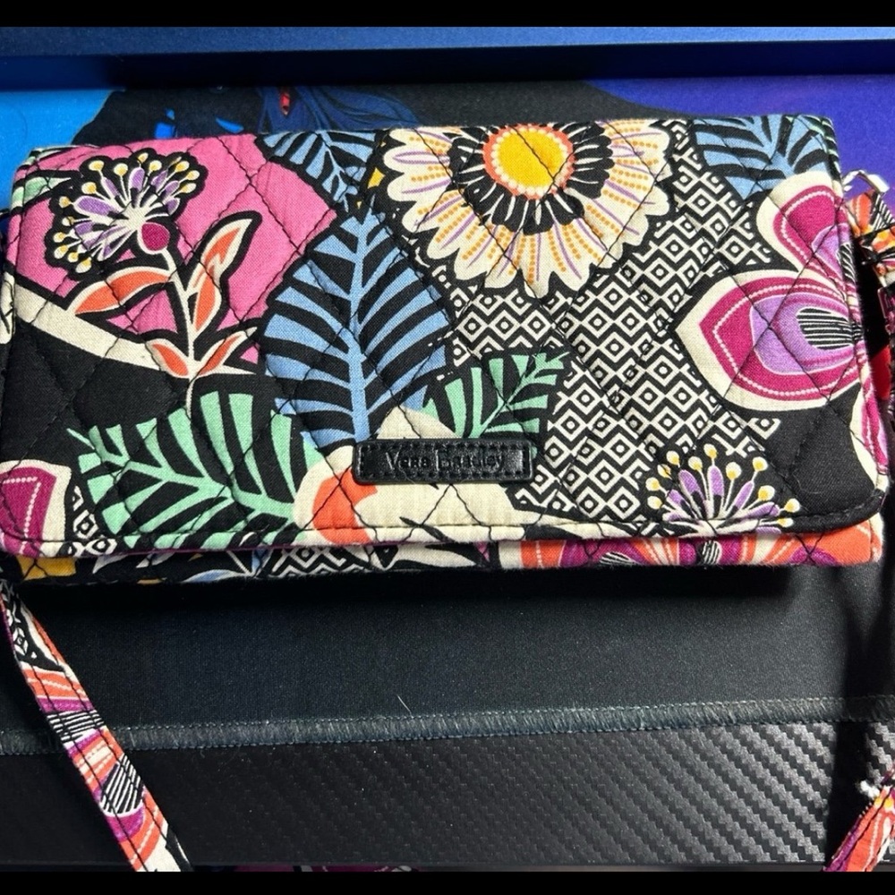 Vera Bradley Crossbody Clutch Wallet Tri Fold Magnetic Closire Zippered Back